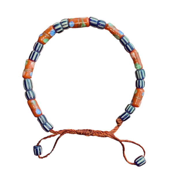 Bracelet de petites perles de pierres chevrons bleues foncées et millefiori tube orangées